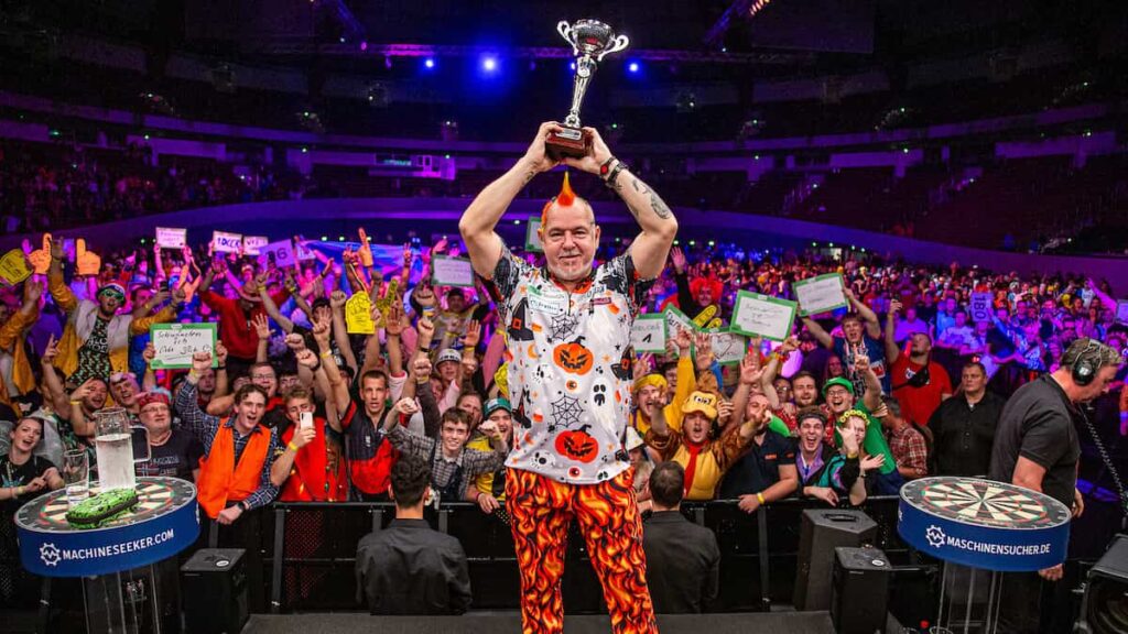 Peter Wright met de EK Darts-trofee