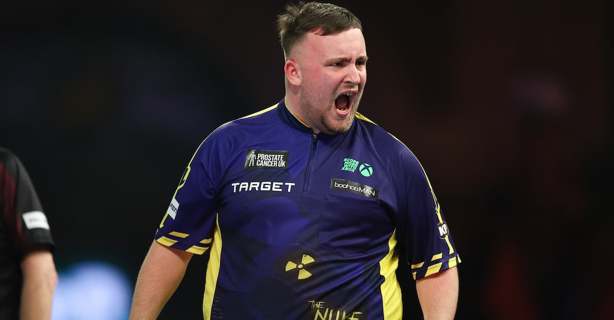 Luke Littler gooit beste set op WK Darts ooit: 140 (!) gemiddeld