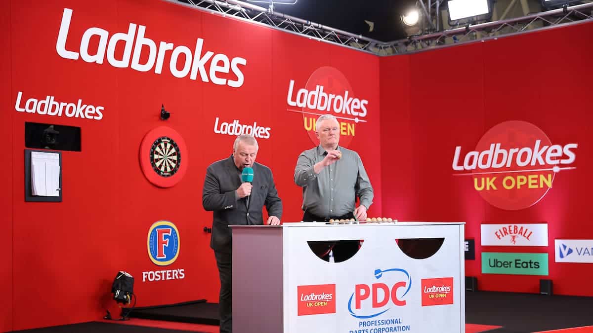 Loting UK Open 2026: bekijk het speelschema van de ‘FA Cup of Darts’