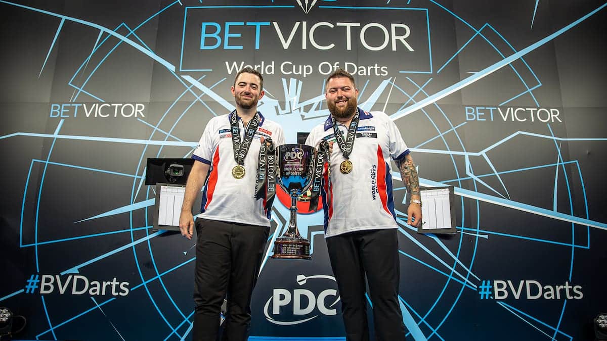 Luke Humphries en Michael Smith met de World Cup of Darts-trofee