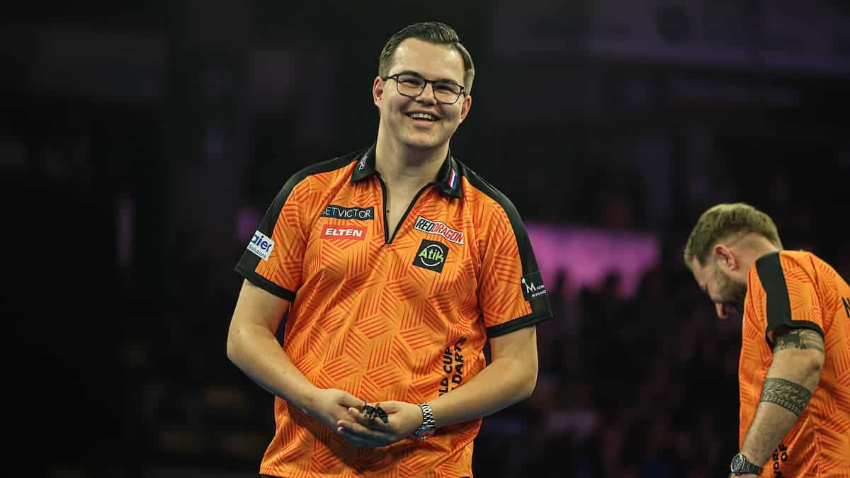 Wéér een ruime overwinning: Van Veen en Noppert naar halve finale World Cup of Darts