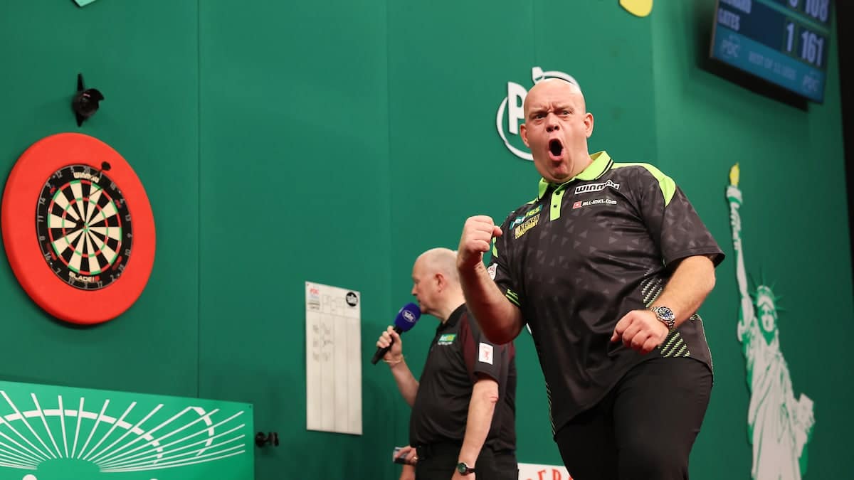 US Darts Masters: Van Gerwen maakt perfecte rentree in nieuw outfit