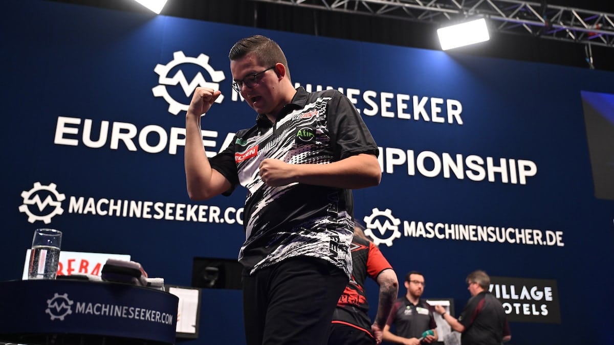 Gian van Veen via monstergemiddelde naar kwartfinale EK Darts: ‘Ik was bijna gestopt met darten’