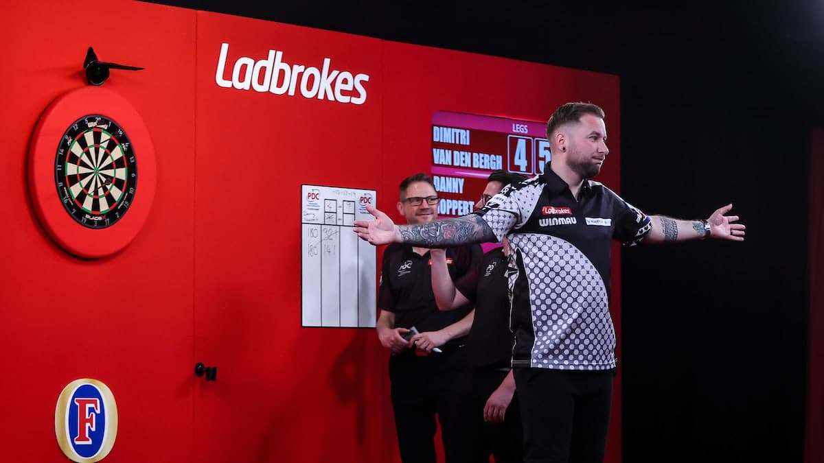 Sensationeel: Danny Noppert gooit eerste 9-darter op tv bij UK Open (video)